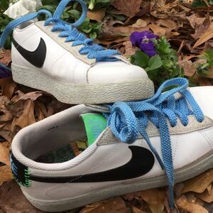 EXCELLENT CONDITION WOMEN’S 12/EURO 44.5 NIKE SHOES